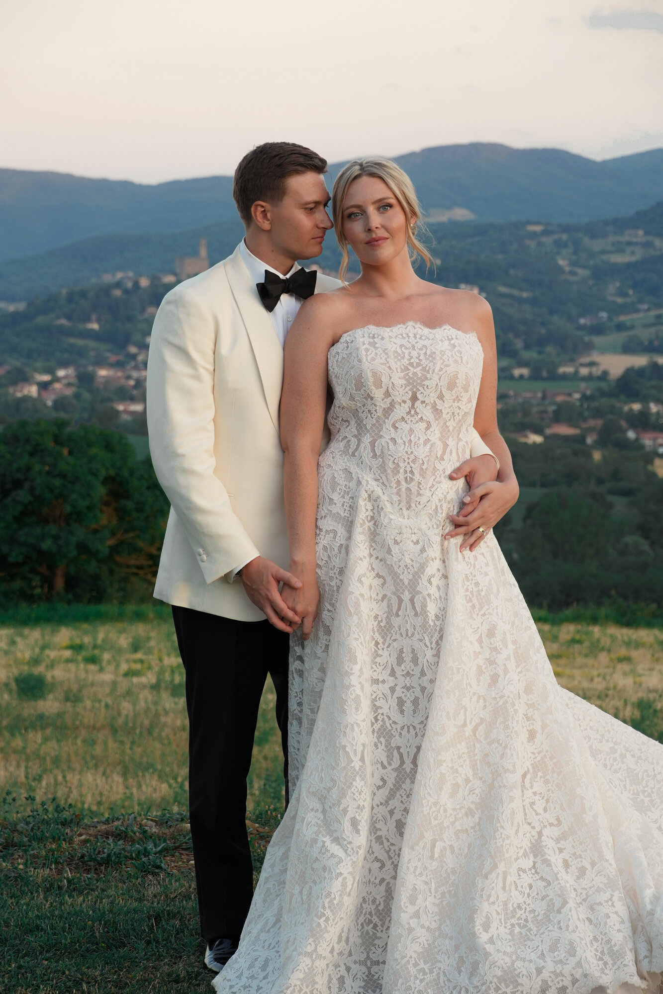 Bride and groom at sunset in the Tuscan hills